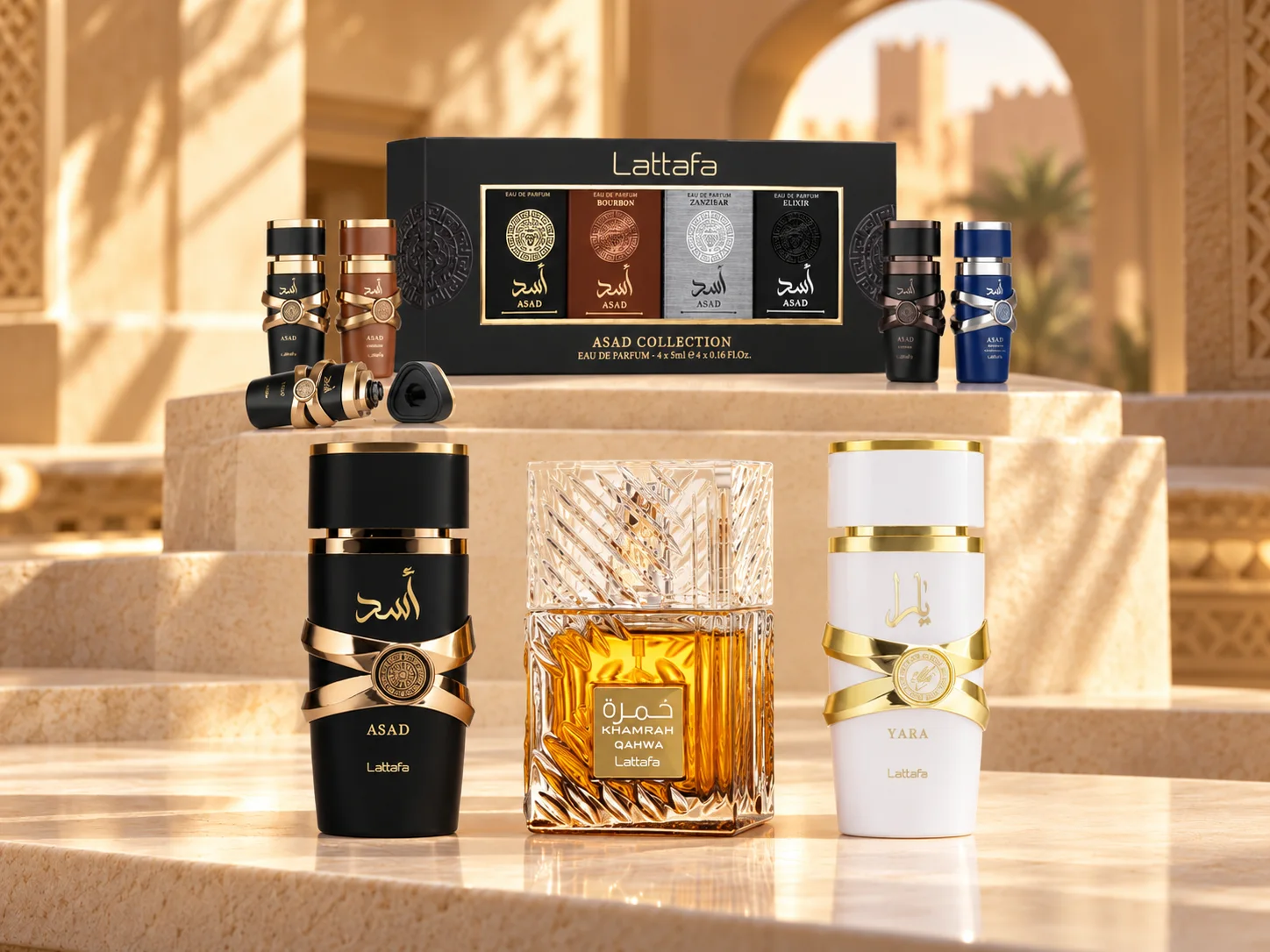 Coffret Signature : l’Asad Collection et ses quatre miniatures, Asad, Khamrah Qahwa et Yara Moi en 100 ml, sur des marches de pierre claire au soleil.